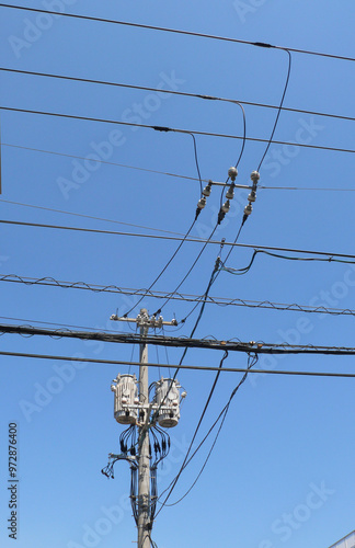 空中で分岐して集合住宅に向かう高圧電線