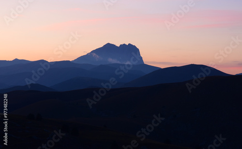 corno grande, vetta di montagna al tramonto con le altre montagne più basse che sembrano onde del mare. abruzzo, rocca calascio