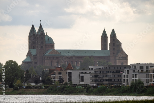 Kaiserdom Speyer im Hintergrund moderner Wohngebaeude