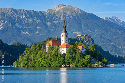 Urlaub in Slowenien, Bled: der Bleder See mit Ausflugsziel Insel, Blejski Otok, Gebirge im Hintergrund.