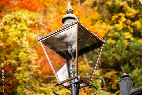 紅葉を背景にしたガス燈