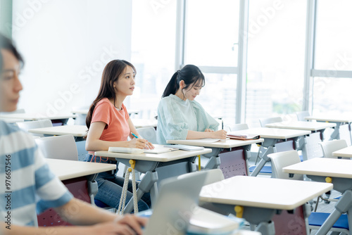 教室で授業を受ける女子大学生 撮影協力：学校法人電波学園 東京電子専門学校