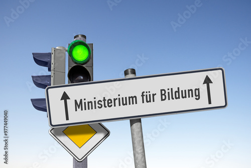 Verkehrsschild, Ministerium für Bildung, Signal auf Grün, (Symbolbild)