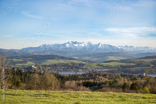 Widok na ośnieżone szczyty górskie - góry Tatry oraz Jezioro Czorsztyńskie i Niedzice. Panorama Tatr