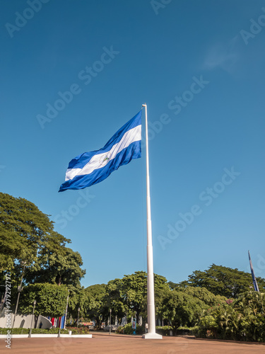 Bandera de NIcaragua en la Plaza de la Revolución - Managua, Nicaragua