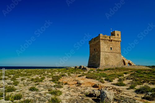 Torre Squillace, la struttura difensiva si affaccia sulla costa ionica del Salento. Lecce, Puglia, Italia