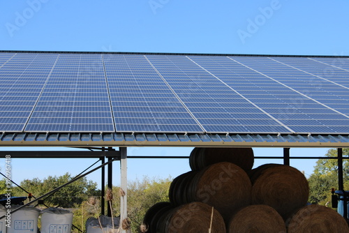 Panneaux solaires sur hangar agricole