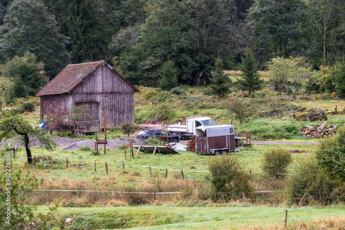 Vieille grange et matériel divers dans un paysage de campagne