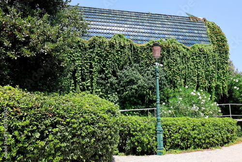 Bewachsener Pavillon auf dem Giardini-Gelände in Venedig