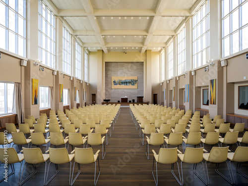 Una moderna sala de conferencias vacía con sillas de color amarillo claro 