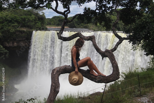 mulher em frente ao salto belo, em campo novo do parecis, mato grosso 