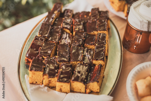 Bolo de cenoura com cobertura de chocolate