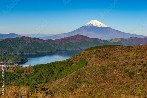 富士山と芦ノ湖を望む箱根大観峰からの紅葉風景