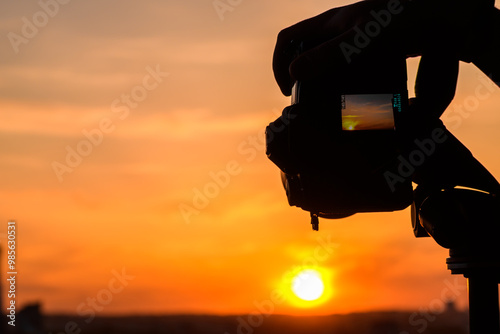 Intensywnie pomarańczowy zachód słońca uchwycony w aparacie fotograficznym, stare lustrzanki 