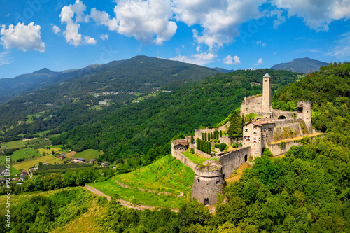 Włochy, Trydent-Górna Adyga, Borgo Valsugana - średniowieczny stary gotycki zamek ruiny mury baszty wieże w tle góry piękna panorama z wakacji