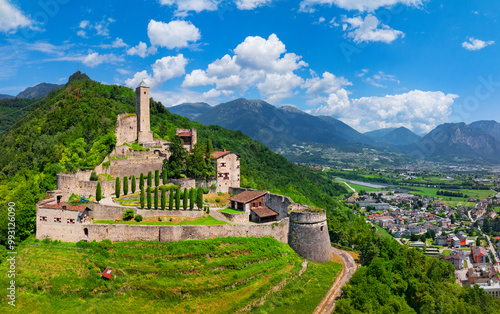 Włochy, Trydent-Górna Adyga, Borgo Valsugana - średniowieczny stary gotycki zamek ruiny mury baszty wieże w tle góry piękna panorama z wakacji