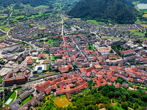 Włochy, Trydent-Górna Adyga, Borgo Valsugana - miasto czerwone dachy widok z zamku w tle góry Alpy