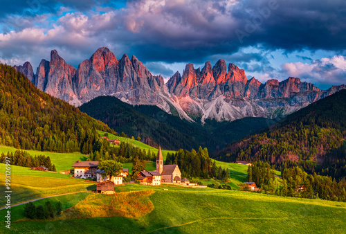 Włochy, Trydent-Górna Adyga - Santa Maddalena idylliczna panorama górski kościół i Dolomity w tle