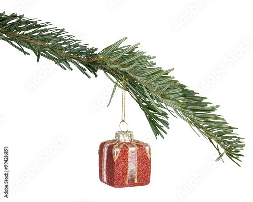 Boule de Noël en forme de paquet cadeau accrochée à une branche de sapin