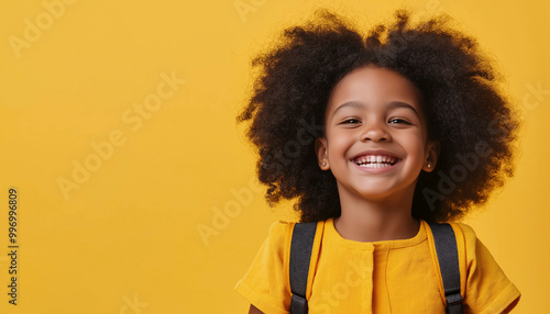 Conceito de volta às aulas, garota negra afro-americana feliz no primeiro dia de aula. Educação e aprendizagem inclusivas, diversas, positivas e divertidas. Infância alegre