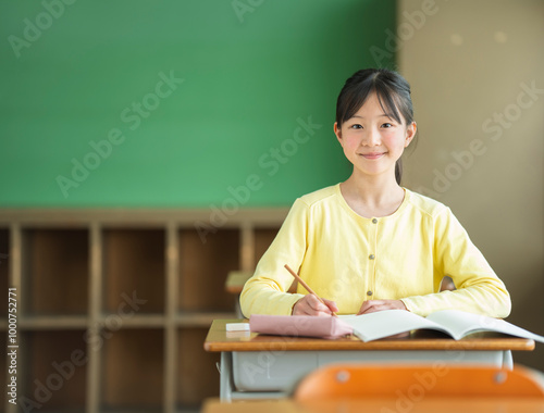 教室で勉強をする小学生女子