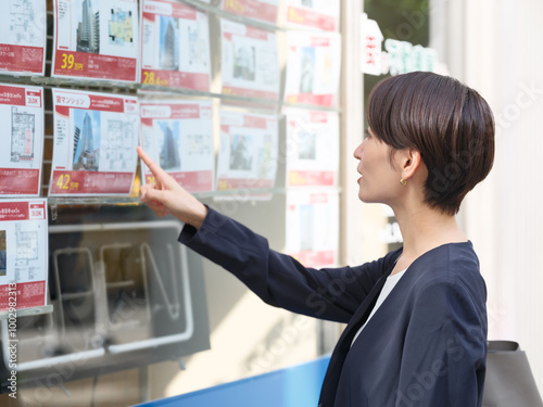 不動産屋で物件を探す女性