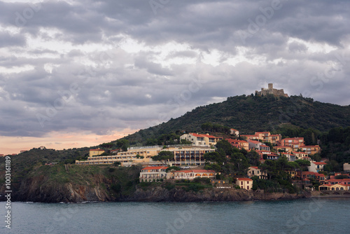 Vue sur Collioure. Paysage de la côte méditerranée à l'aube. Pyrénées orientales. Village de vacances.