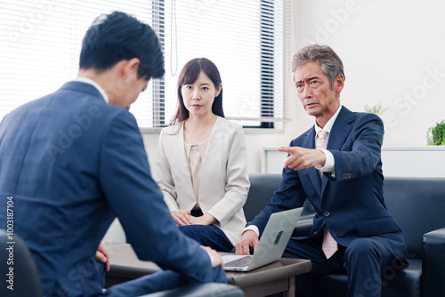 不祥事で処分される男性のビジネスマン