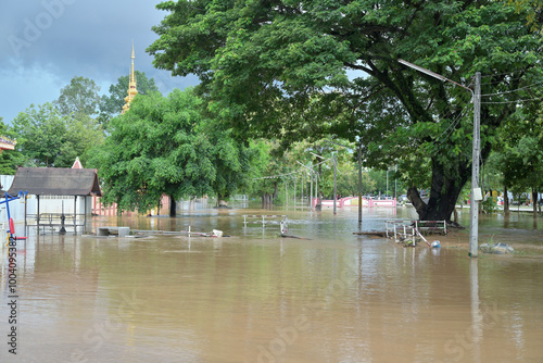 All the water coming from the weir flows into Talad Sailomjoi and flows into The road in front of the first Mae Sai border checkpoint has flooded many areas in Mae Sai. Sailom Joy Market cannot be ent