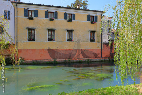 vecchio edificio sul fiume, treviso, italia, settembre 2024, old building on the river, treviso, italy, september 2024