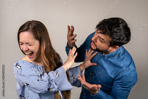 Pareja discutiendo y argumentando en señal de celos, ruptura y separación