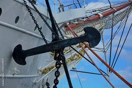 duża, czarna kotwica na statku, a large black anchor on a ship 