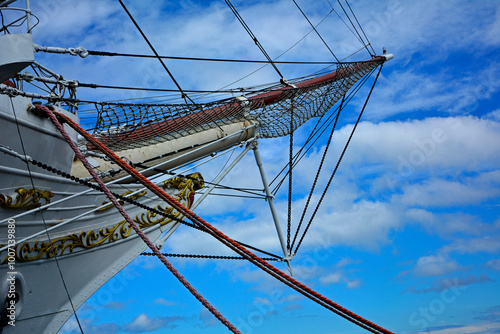 żaglowiec z olinowaniem, dziób żaglowca z linami, bukszpryt, ship moored in harbor of coastal town, details of classic sailling tal ship