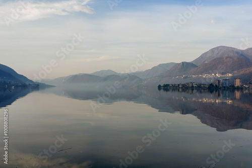 lago d'orta da omegna con nebbia