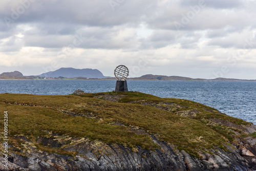 Die Markierung für den Polarkreis auf der Insel Vikingen in Norwegen