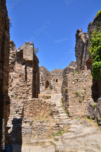 VESTIGES DE LA SALLE DES GARDES DE L'UN DES CHÂTEAUX CATHARES DE LASTOURS