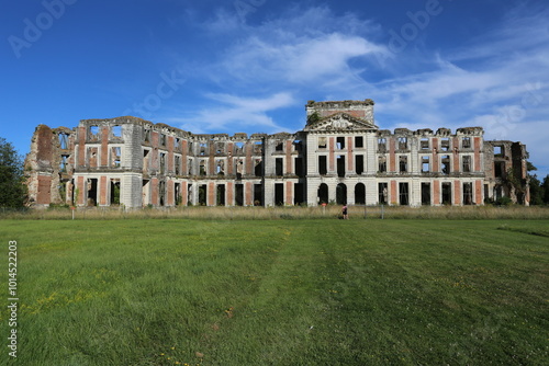 Château de la Ferté-Vidame en ruines dans son parc