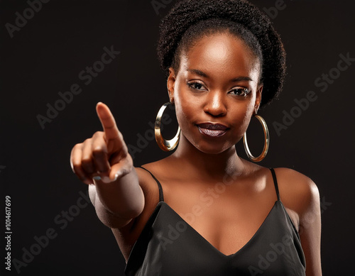 Mujer joven negra señalando hacia adelante con la mano