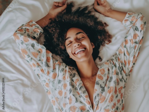 Mulher desperta de manhã radiante e cheia de energia, celebrando os benefícios de uma noite de sono reparador. O sorriso contagiante reflete a importância do descanso para o bem-estar