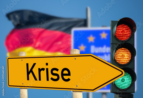 Flagge von Deutschland, eine Ampel und Schild mit dem Hinweis auf Krise