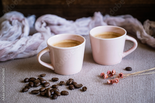 Tasse de café chaud sur la table avec des grains de café