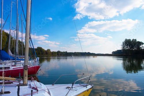 Przystań z żaglówkami, jachtami i motorówkami, Chełmża, Polska. Marina with sailboats, yachts and motorboats, Chełmża, Poland