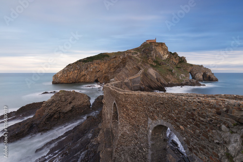 San Juan de Gaztelugatxe en la hora azul del amanecer