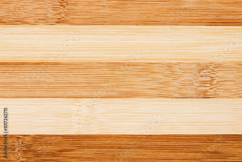 Superficie de una tabla de madera con franjas claras y oscuras, textura