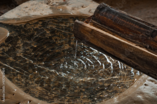 Wasser fliesst in eine steinere Brunnenschale,Schweiz