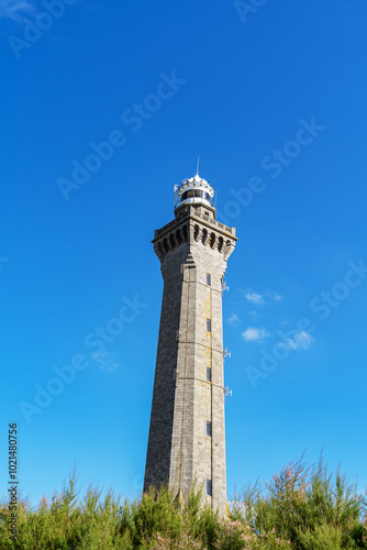 Le majestueux phare d'Eckmühl à Penmarc'h se dresse fièrement sous un ciel bleu limpide, dans le Finistère sud en Bretagne. Un monument incontournable de la côte bretonne.