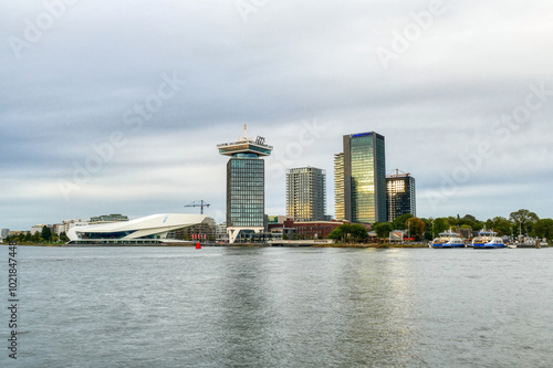 Hochhäuser und moderne Architektur in Amsterdam