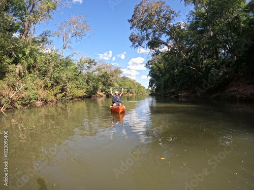 turista na trilha aquática em caiaque em Nioaque, Mato grosso do sul 