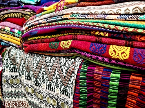 textiles y telas indigenas de chiapas mexico, colores vivos tejido a mano, telar y bordados de comunidades indigenas en chiapas mexico, tsetsal, tsotsil,