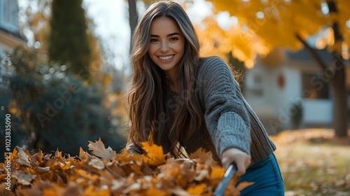 kobieta, grabienie liści, jesień, brązowe włosy, podwórko, stock photo, Canon EOS R6, przysłona f/2.0, jesienne liście, ogród, codzienne życie, praca w ogrodzie, ciepły sweter, jesienna aura, natura, 